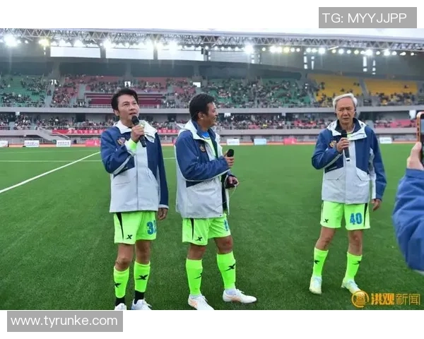 香港足球明星队成龙携手展现足球魅力助力青少年运动发展